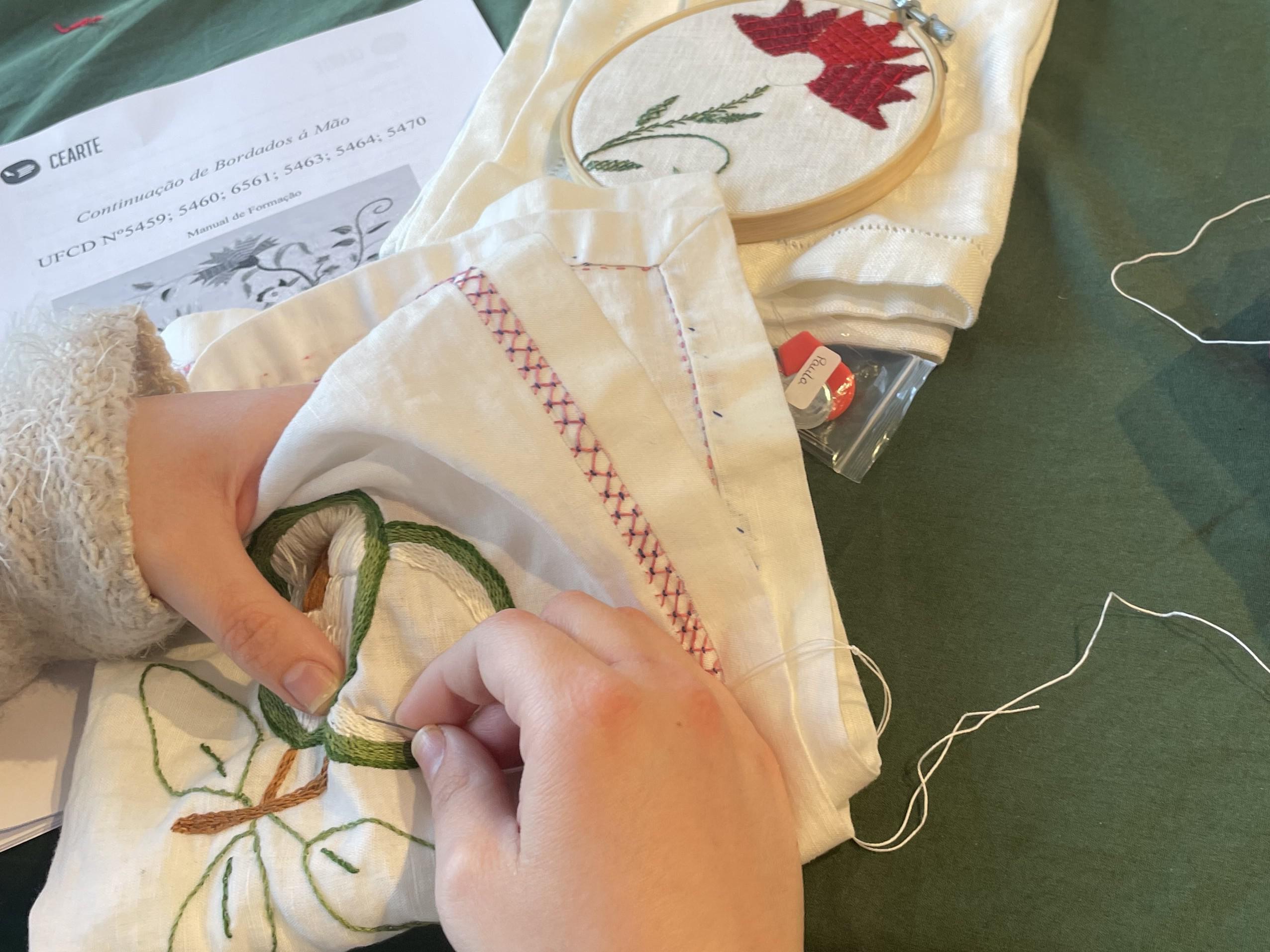 CONTINUAÇÃO AOS BORDADOS À MÃO