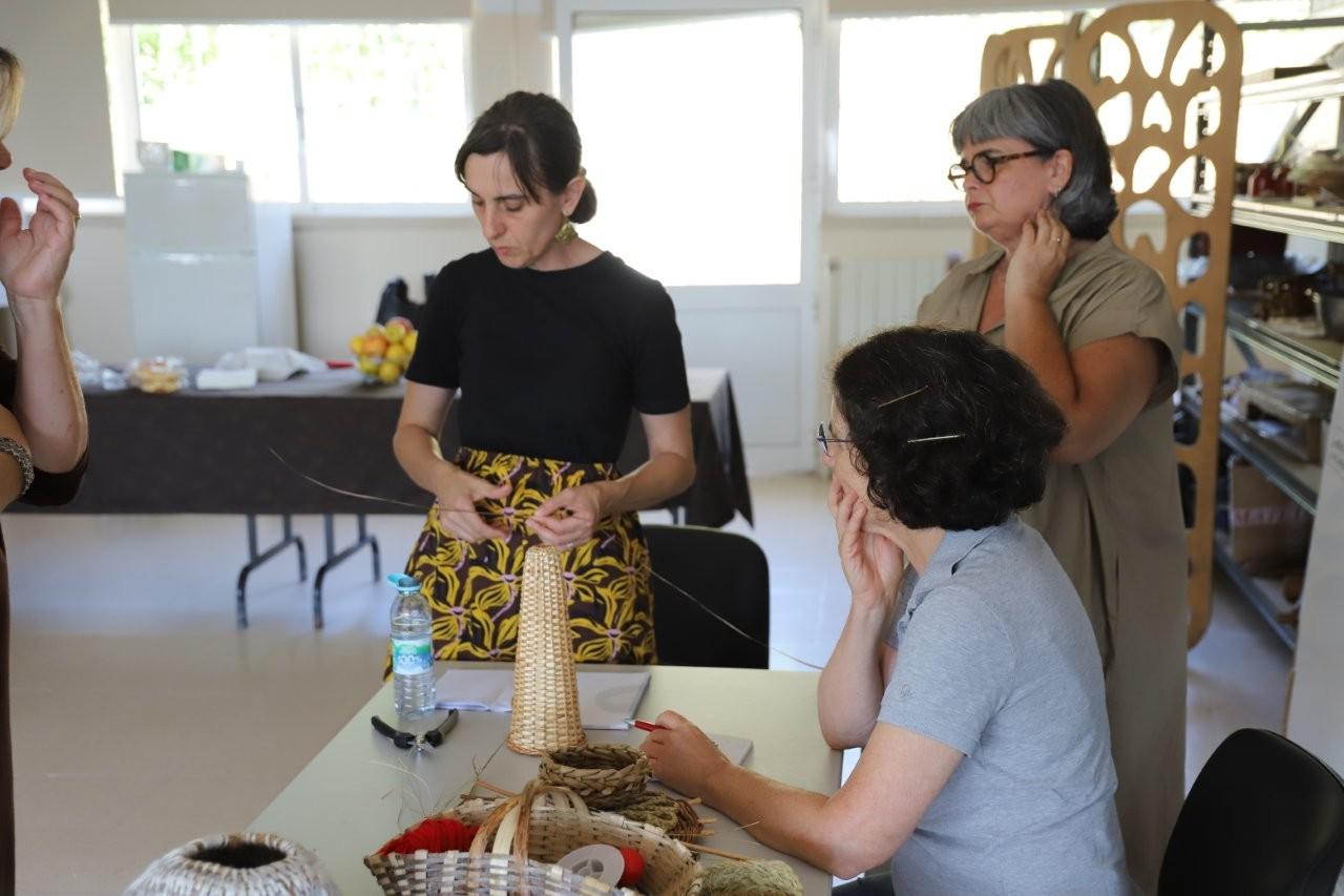 Artesãs e artistas exploram as potencialidades das fibras vegetais