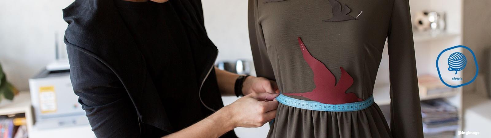 Modelação de vestidos e casacos