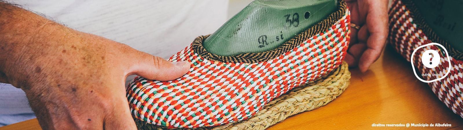 Fabrico manual de sapatos de ourelo