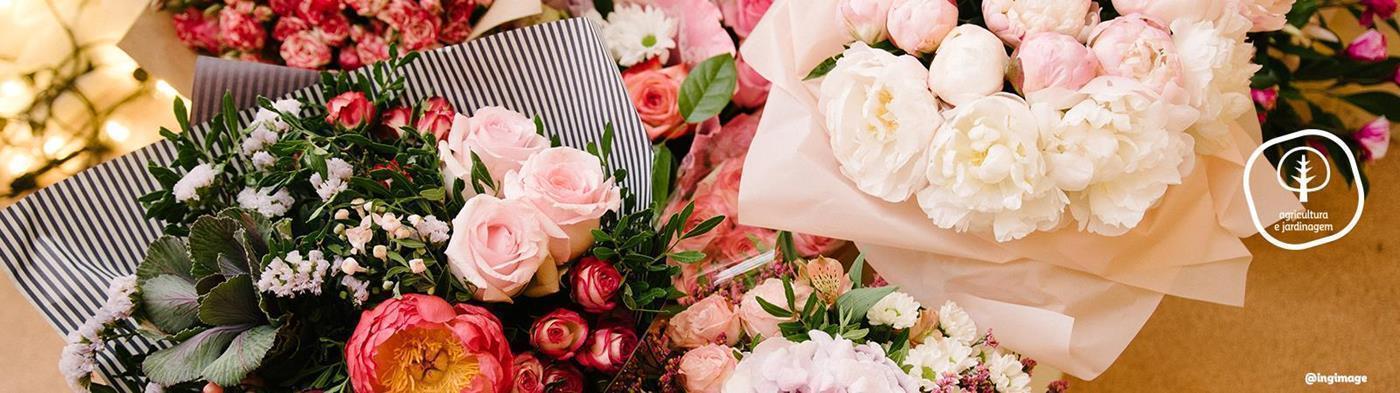 Execução de arranjos florais com flores e folhagens de corte, devidamente embalados
