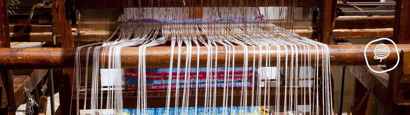 Execução de tapeçaria artesanal contemporânea