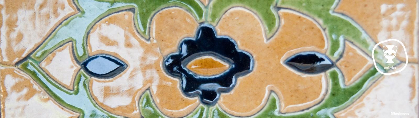 Decoração com vidrados  esponja e bisnaga